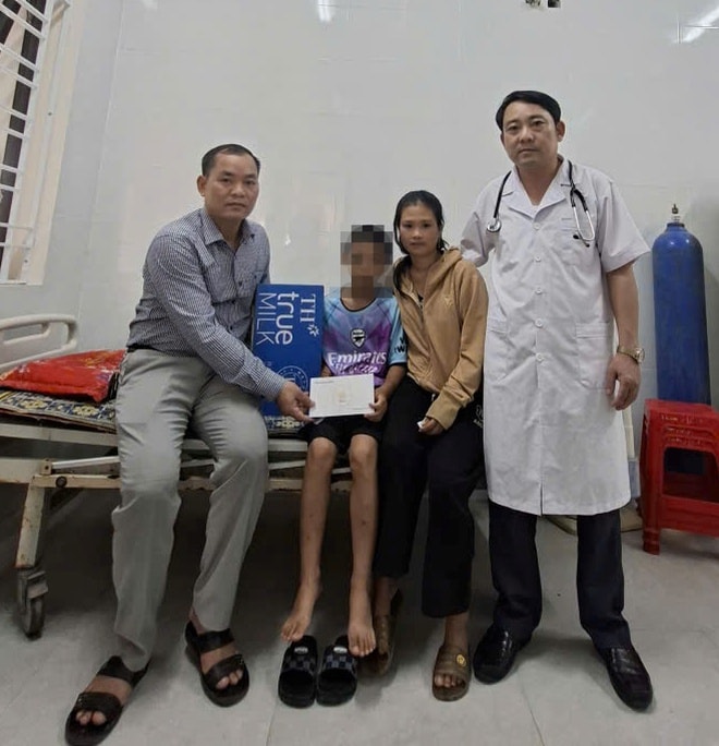 Bé trai nghi bị bạo hành ở Nghệ An được đưa đến cơ sở y tế thăm khám- Ảnh 2.