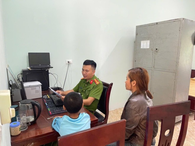 Bé trai nghi bị bạo hành ở Nghệ An được đưa đến cơ sở y tế thăm khám- Ảnh 3.