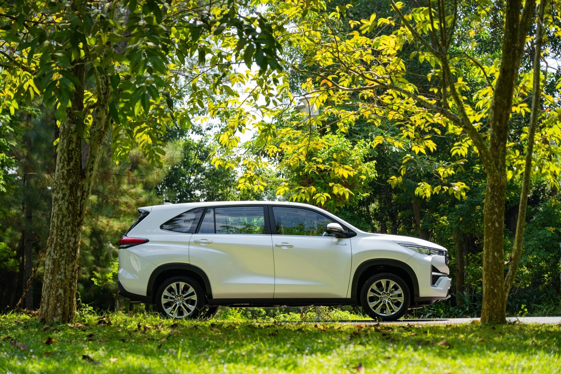 Toyota Innova Cross duy trì vị thế dẫn đầu phân khúc xe hybrid nhờ tính thực dụng cao.