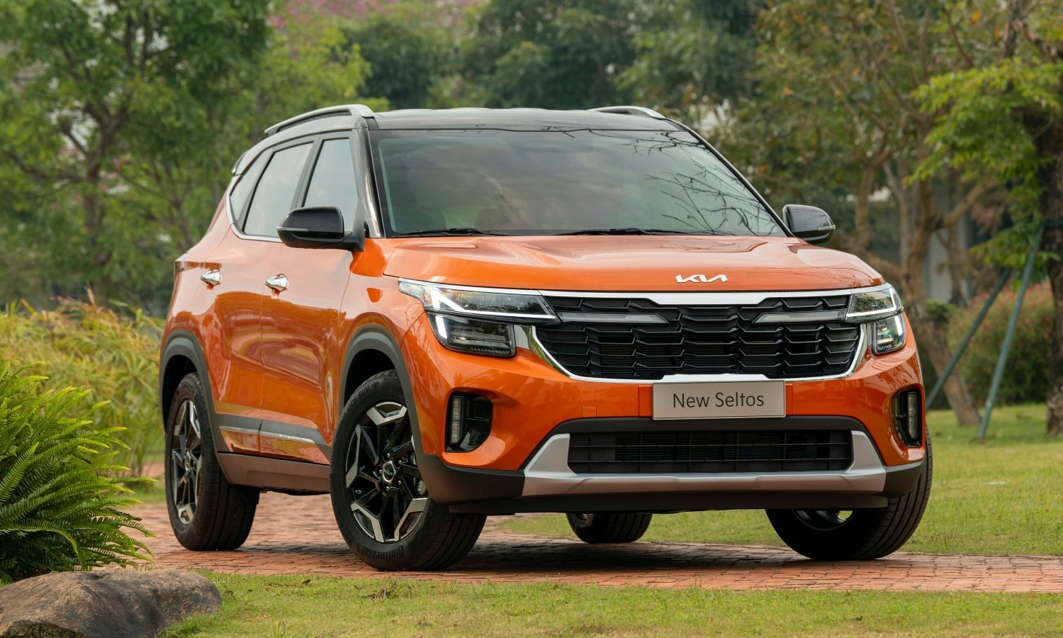 Kia Seltos với thiết kế trẻ trung thu hút nhóm khách hàng đô thị.