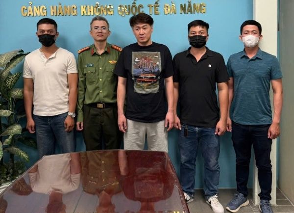 Đà Nẵng: Bắt giữ và bàn giao đối tượng truy nã đỏ quốc tế cho phía Hàn Quốc- Ảnh 1. Đà Nẵng: Bắt giữ và bàn giao đối tượng truy nã đỏ quốc tế cho phía Hàn Quốc- Ảnh 1.