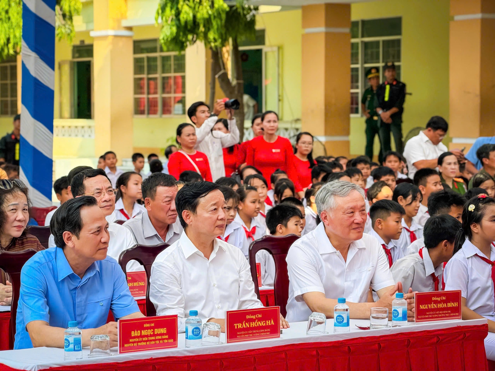 Đoàn công tác nguyên lãnh đạo Đảng, Nhà nước tặng quà học sinh hoàn cảnh khó khăn ở Đắk Lắk, Khánh Hoà- Ảnh 2.