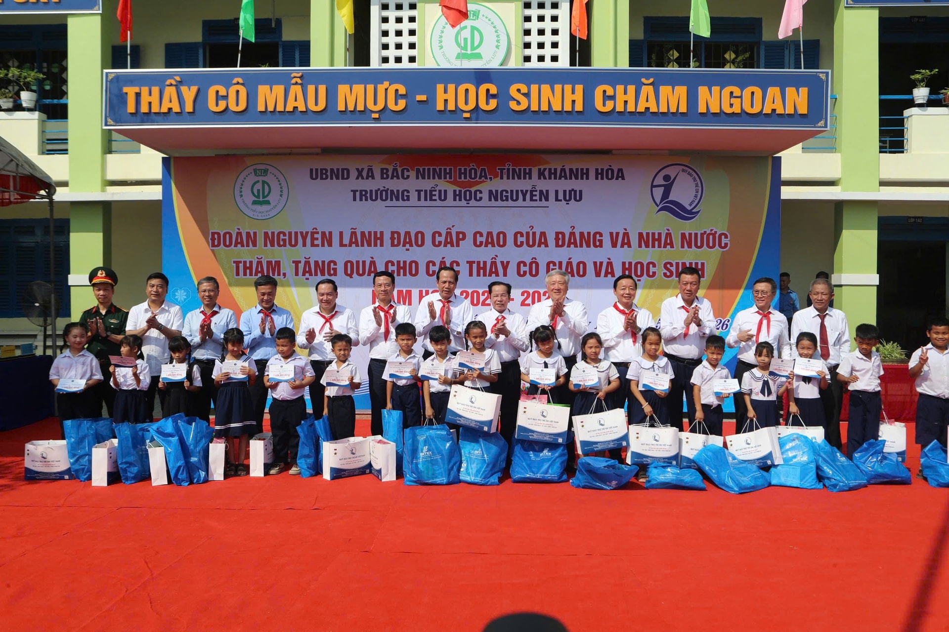 Đoàn công tác nguyên lãnh đạo Đảng, Nhà nước tặng quà học sinh hoàn cảnh khó khăn ở Đắk Lắk, Khánh Hoà- Ảnh 4.