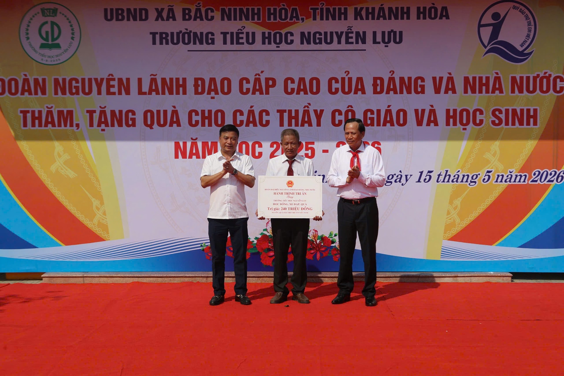 Đoàn công tác nguyên lãnh đạo Đảng, Nhà nước tặng quà học sinh hoàn cảnh khó khăn ở Đắk Lắk, Khánh Hoà- Ảnh 6.
