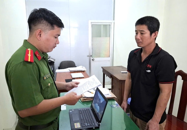 Khởi tố Huỳnh Văn Hoài vì trộm 2 đôi giày rồi mang về nhà cất giấu- Ảnh 1.
