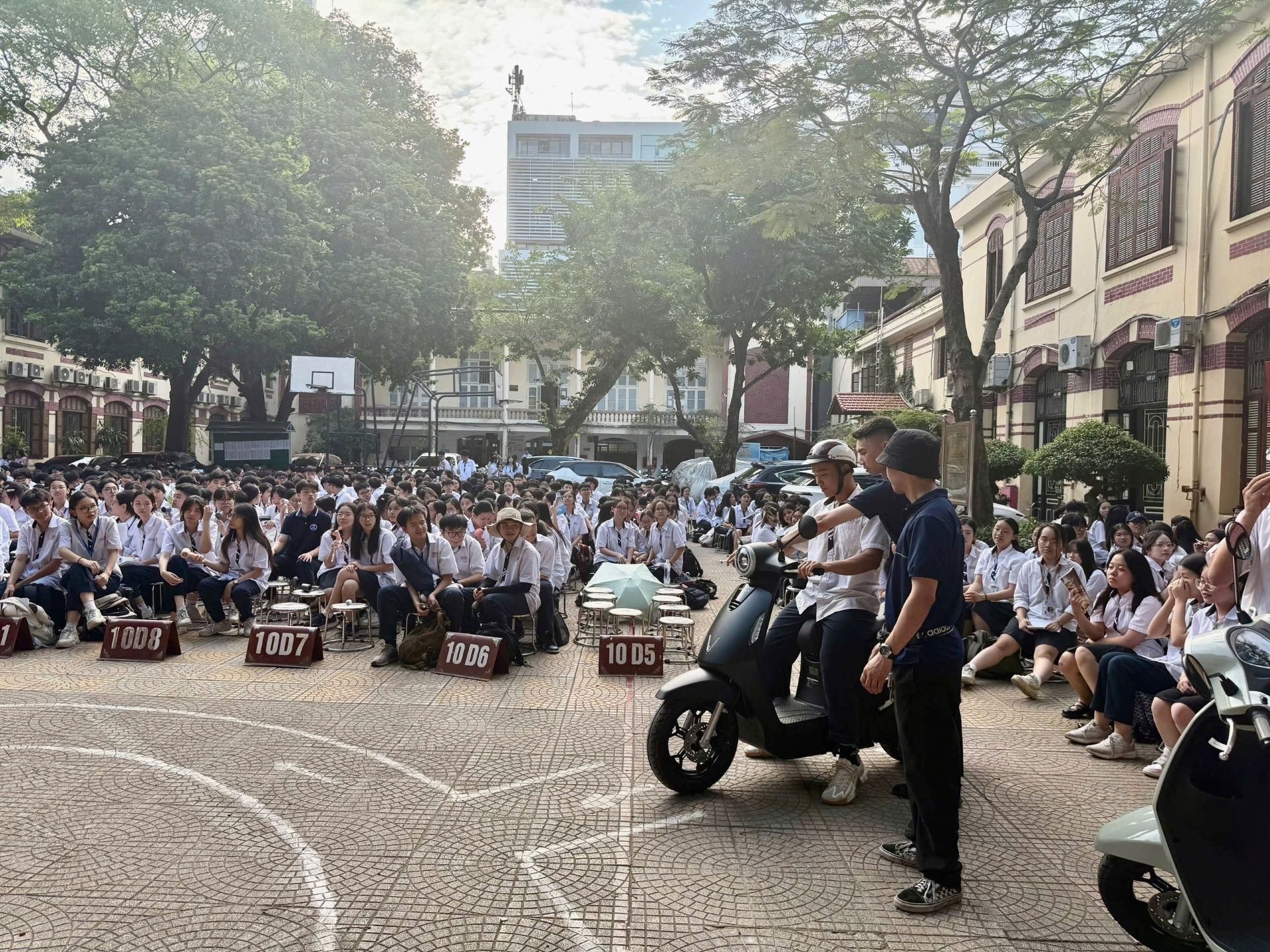 Sự kiện “Phủ xanh trường học 2026” tại trường THPT Trần Phú - Hoàn Kiếm đã thu hút đông đảo học sinh tham gia.