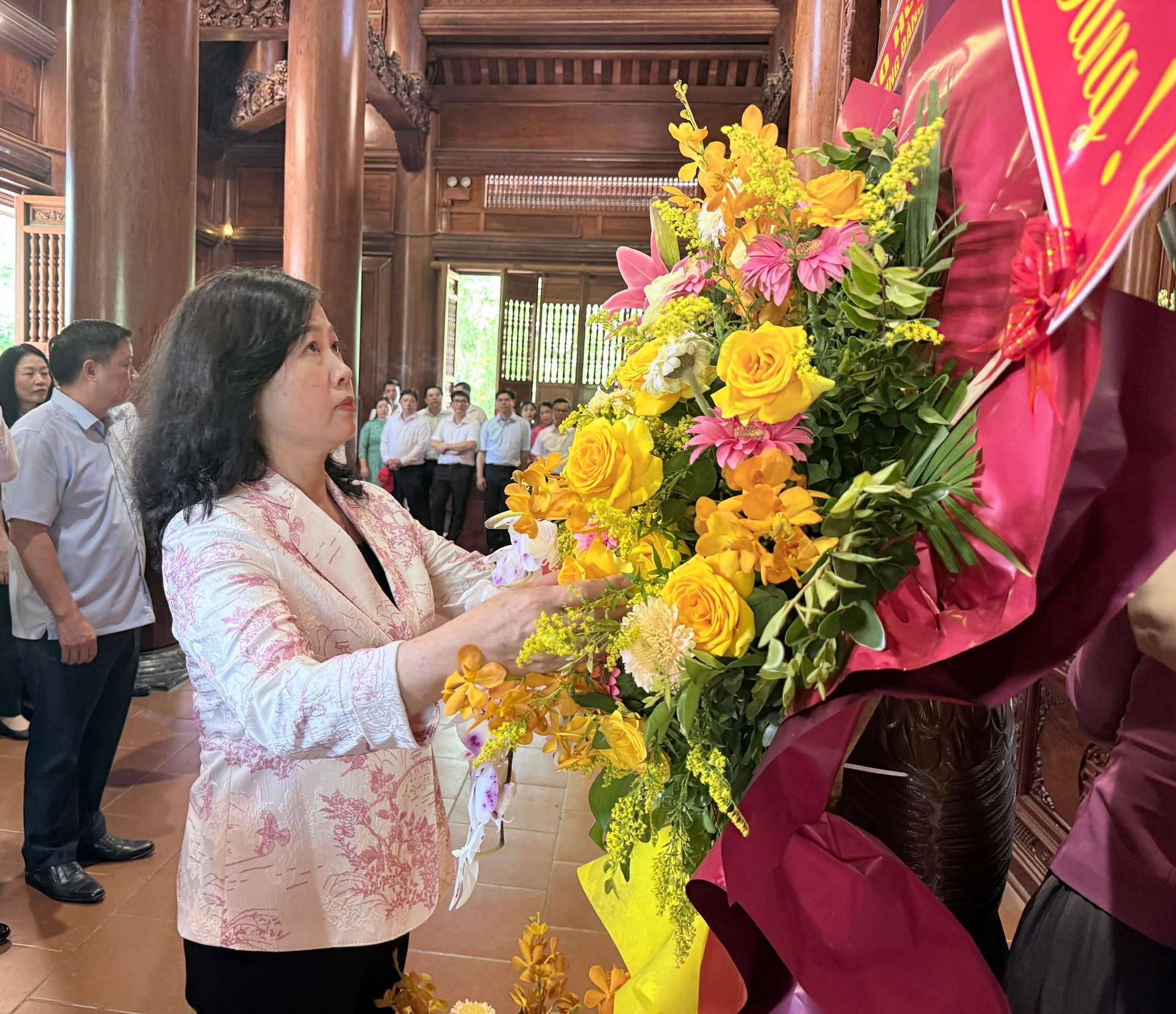 Bộ trưởng Bộ Y tế Đào Hồng Lan dâng hương tưởng niệm Chủ tịch Hồ Chí Minh- Ảnh 2.