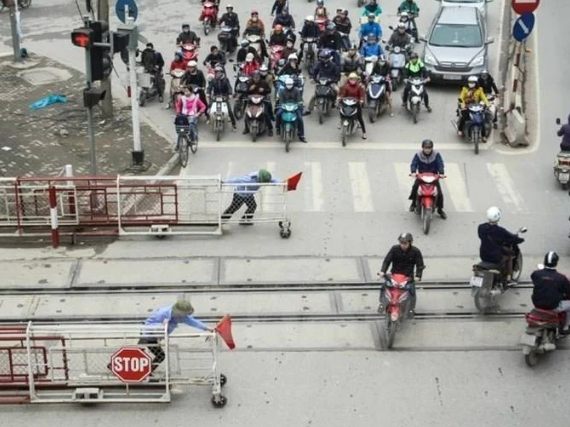 Quy định mới: Xe máy vượt tín hiệu đường sắt có thể bị phạt tới 6 triệu đồng- Ảnh 1.