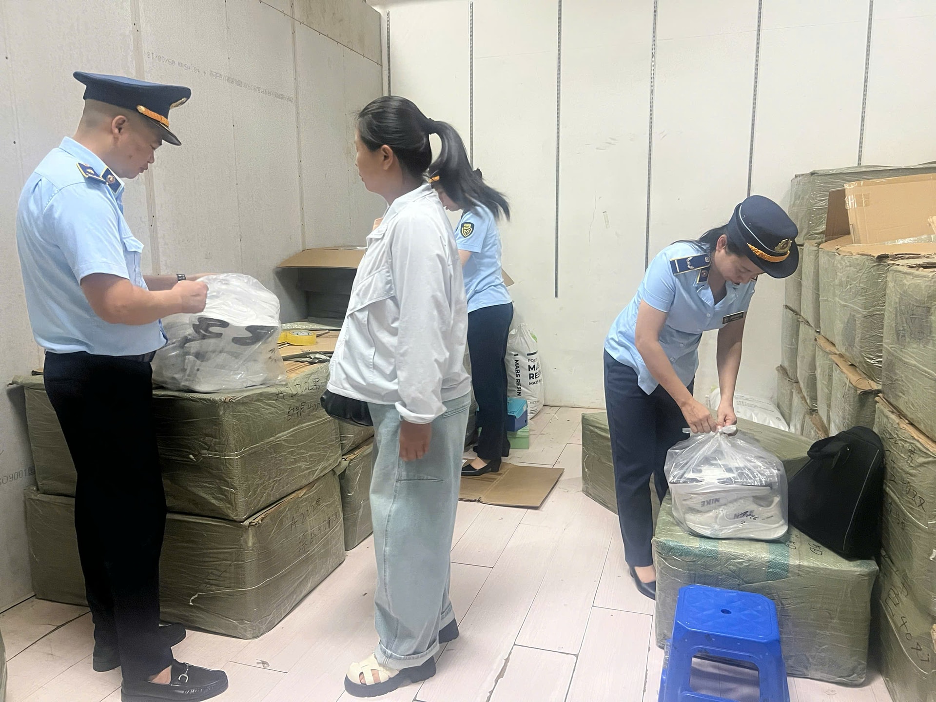 Bất ngờ phát hiện gần 2.000 sản phẩm giả mạo nhãn hiệu trong 3 kho hàng vùng biên- Ảnh 1. Bất ngờ phát hiện gần 2.000 sản phẩm giả mạo nhãn hiệu trong 3 kho hàng vùng biên- Ảnh 1.