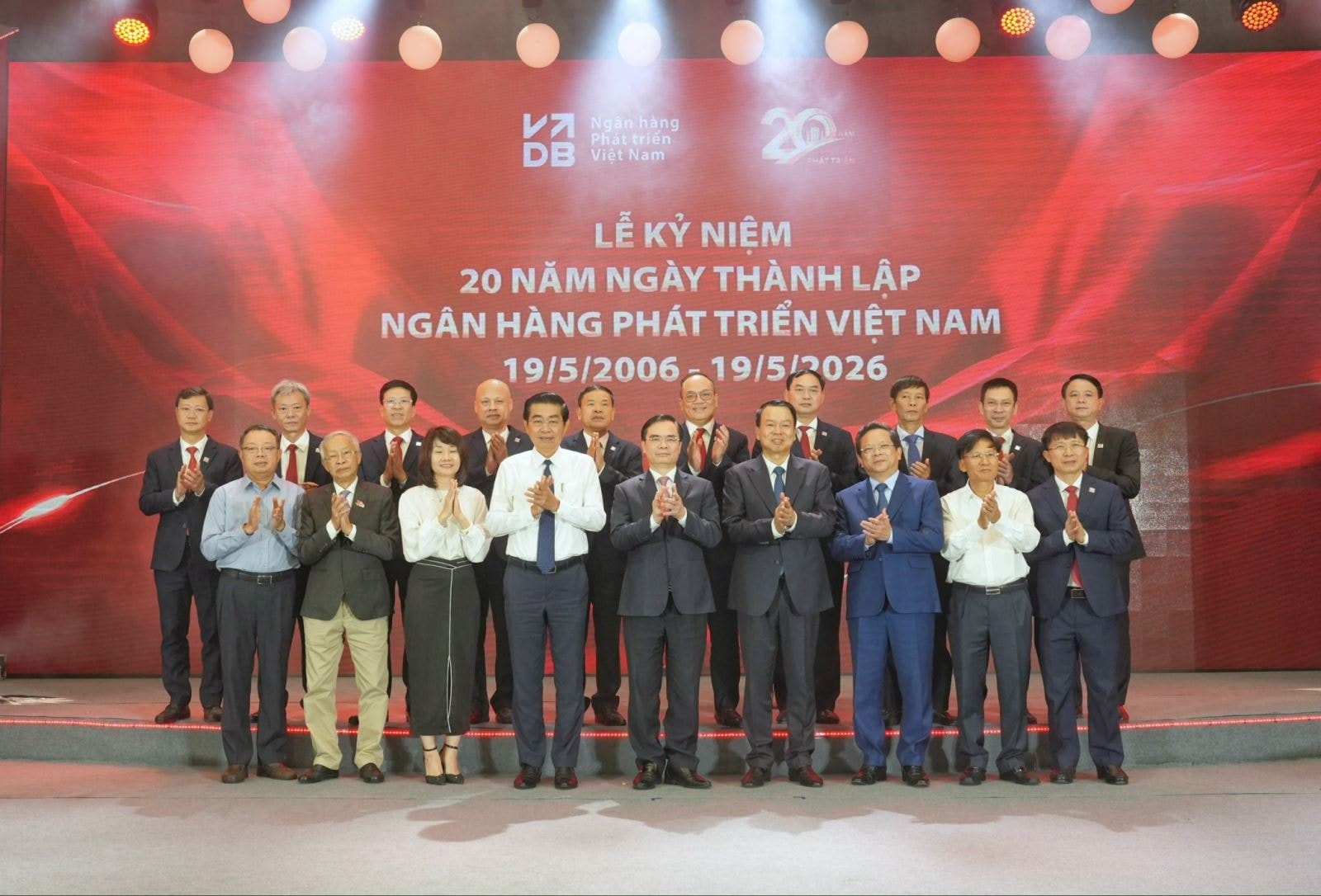 VDB kỷ niệm 20 năm thành lập: Khẳng định vai trò định chế tài chính phát triển của Nhà nước- Ảnh 8. VDB kỷ niệm 20 năm thành lập: Khẳng định vai trò định chế tài chính phát triển của Nhà nước- Ảnh 8.