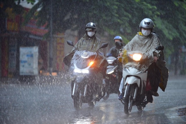 Miền Bắc kết thúc nắng nóng, mưa dông kèm nguy cơ lốc sét- Ảnh 1. Miền Bắc kết thúc nắng nóng, mưa dông kèm nguy cơ lốc sét- Ảnh 1.