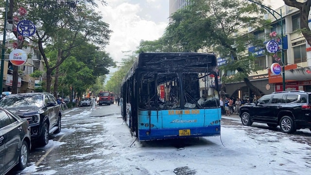 Hà Nội: Cháy xe buýt trên phố Lý Thường Kiệt, hành khách kịp thoát thân- Ảnh 2. Hà Nội: Cháy xe buýt trên phố Lý Thường Kiệt, hành khách kịp thoát thân- Ảnh 2.