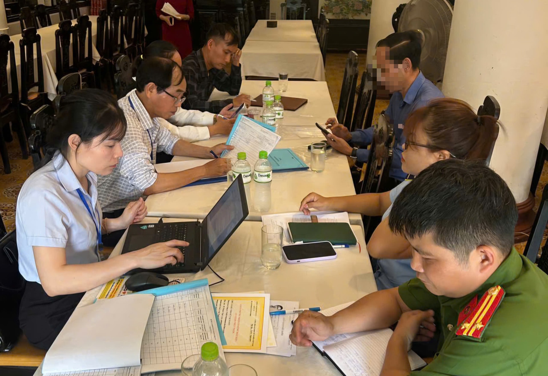 Nhiều cơ sở ở Huế bị xử phạt liên quan vệ sinh an toàn thực phẩm- Ảnh 2. Nhiều cơ sở ở Huế bị xử phạt liên quan vệ sinh an toàn thực phẩm- Ảnh 2.