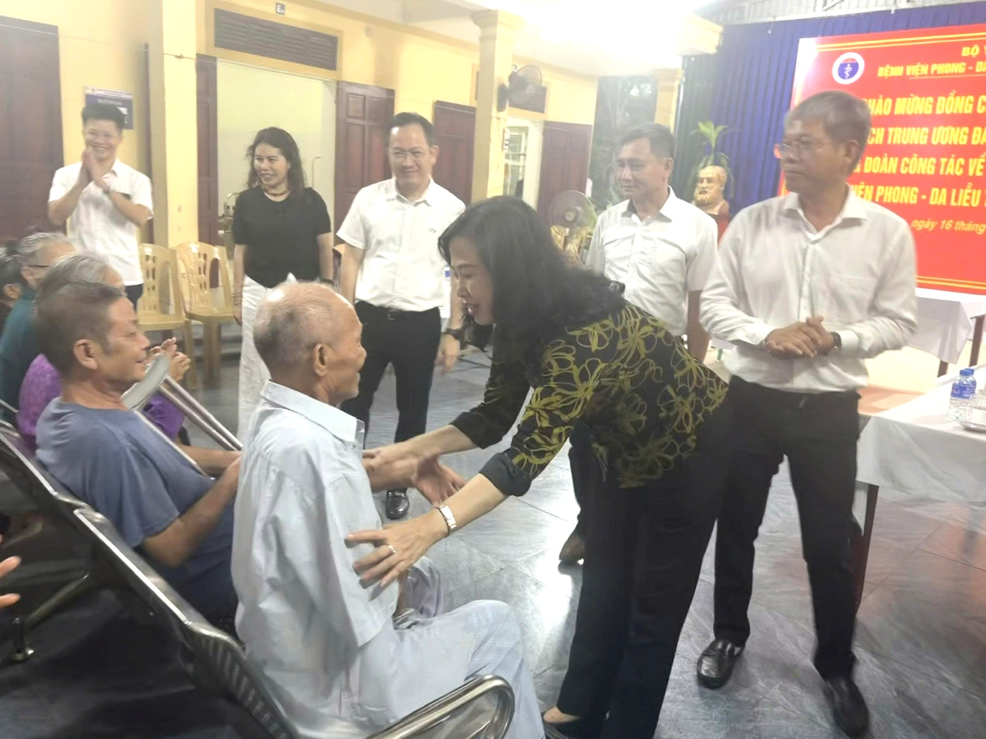 Bộ trưởng Đào Hồng Lan: Sẽ bảo đảm chế độ tốt hơn cho cán bộ y tế điều trị bệnh phong- Ảnh 1.