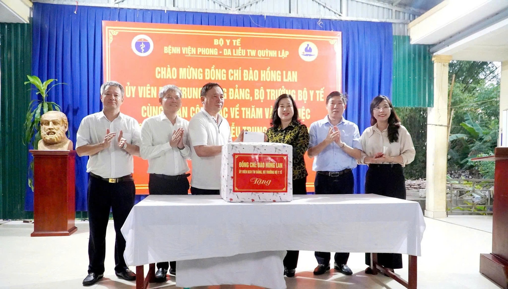 Bộ trưởng Đào Hồng Lan: Sẽ bảo đảm chế độ tốt hơn cho cán bộ y tế điều trị bệnh phong- Ảnh 2.
