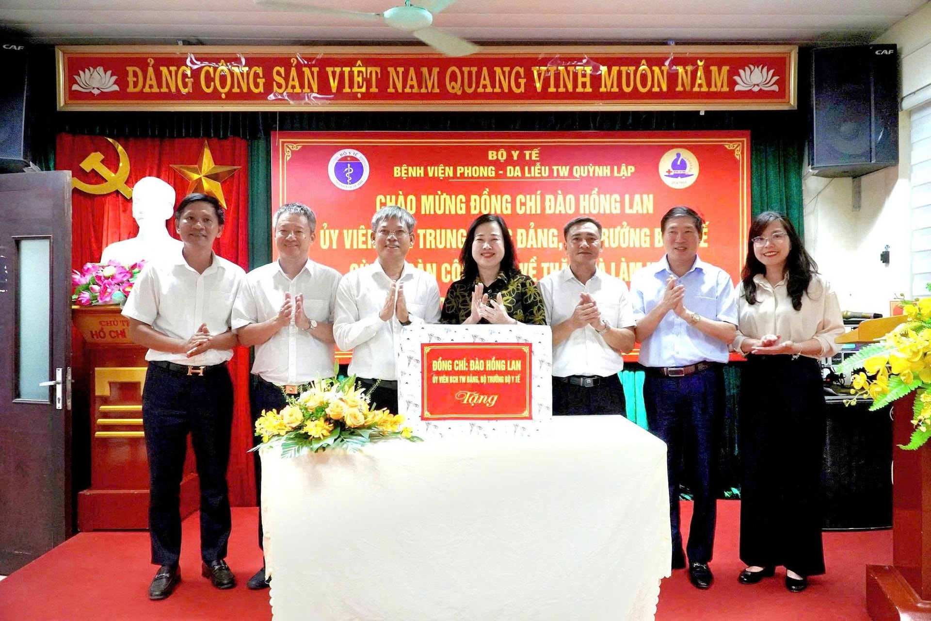 Bộ trưởng Đào Hồng Lan: Sẽ bảo đảm chế độ tốt hơn cho cán bộ y tế điều trị bệnh phong- Ảnh 5.