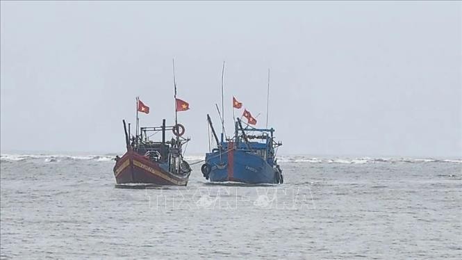 Cứu hộ, trục vớt 2 tàu cá Thanh Hóa bị chìm do gió mạnh và sóng lớn- Ảnh 2. Cứu hộ, trục vớt 2 tàu cá Thanh Hóa bị chìm do gió mạnh và sóng lớn- Ảnh 2.