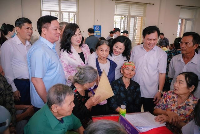 Hơn 15.000 người dân Nghệ An được khám sức khỏe miễn phí trong ngày đầu ra quân- Ảnh 1. Hơn 15.000 người dân Nghệ An được khám sức khỏe miễn phí trong ngày đầu ra quân- Ảnh 1.