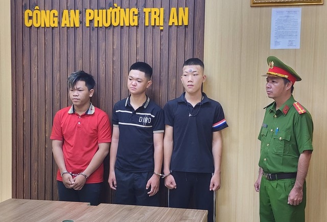 Khởi tố 4 đối tượng ném 'bom xăng' vào nhà dân lúc đêm khuya- Ảnh 1.