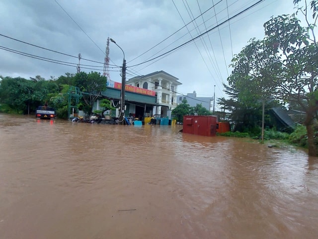 Mưa lớn ở Quảng Ninh gây ngập lụt, sạt lở nhiều nơi- Ảnh 3. Mưa lớn ở Quảng Ninh gây ngập lụt, sạt lở nhiều nơi- Ảnh 3.