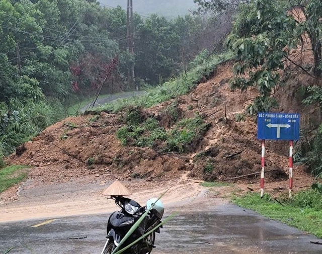Mưa lớn ở Quảng Ninh gây ngập lụt, sạt lở nhiều nơi- Ảnh 5. Mưa lớn ở Quảng Ninh gây ngập lụt, sạt lở nhiều nơi- Ảnh 5.