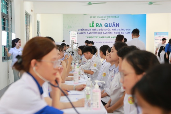 Hơn 15.000 người dân Nghệ An được khám sức khỏe miễn phí trong ngày đầu ra quân- Ảnh 2. Hơn 15.000 người dân Nghệ An được khám sức khỏe miễn phí trong ngày đầu ra quân- Ảnh 2.