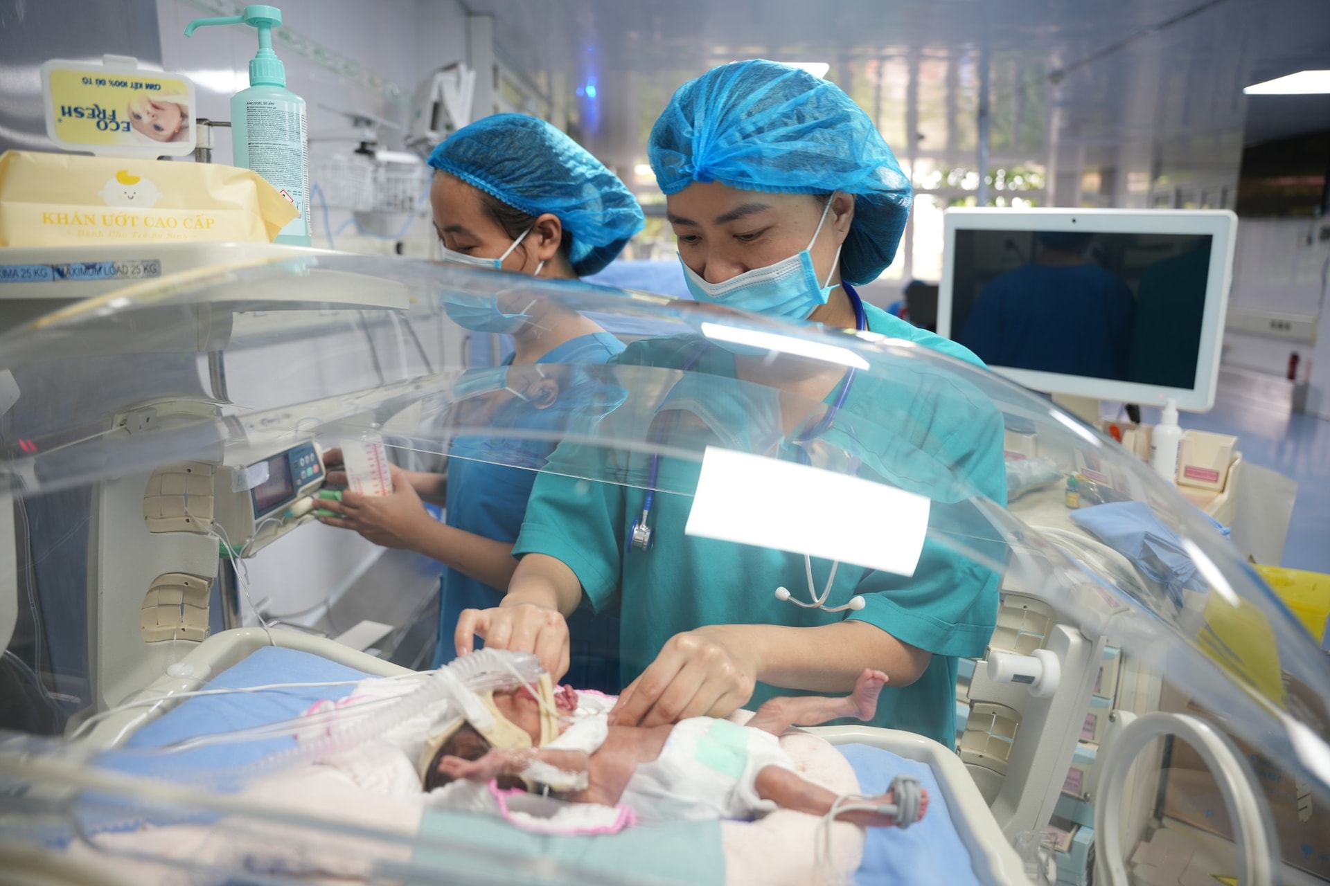 Hành trình 86 ngày nuôi sống bé sơ sinh non tháng của y bác sĩ ở Quảng Ninh- Ảnh 1. Hành trình 86 ngày nuôi sống bé sơ sinh non tháng của y bác sĩ ở Quảng Ninh- Ảnh 1.