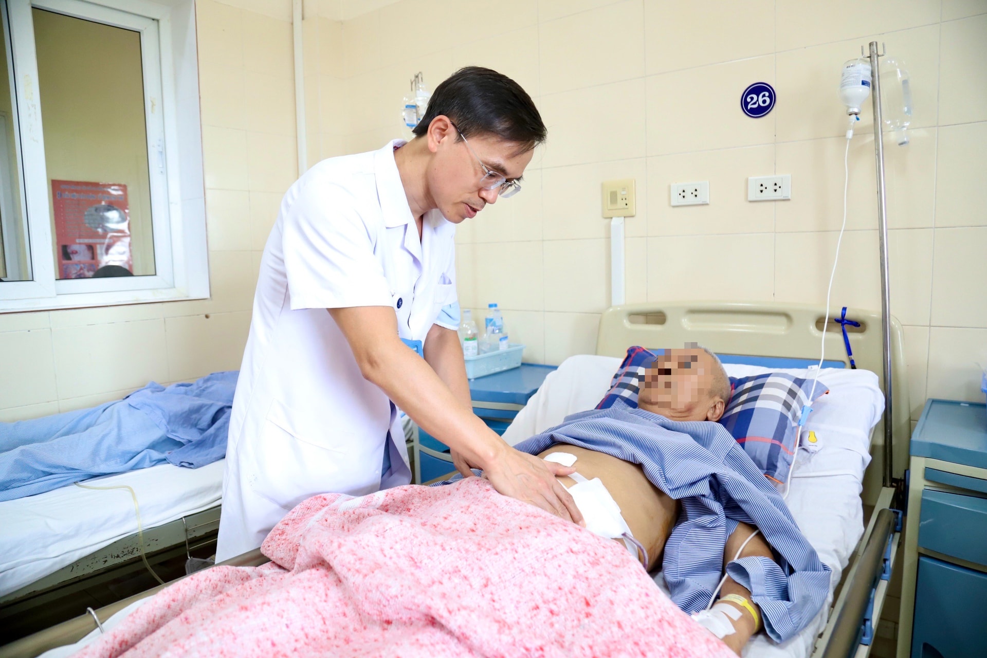 Cụ ông 74 tuổi vẫn quyết tâm chiến đấu với ung thư trực tràng- Ảnh 2. Cụ ông 74 tuổi vẫn quyết tâm chiến đấu với ung thư trực tràng- Ảnh 2.