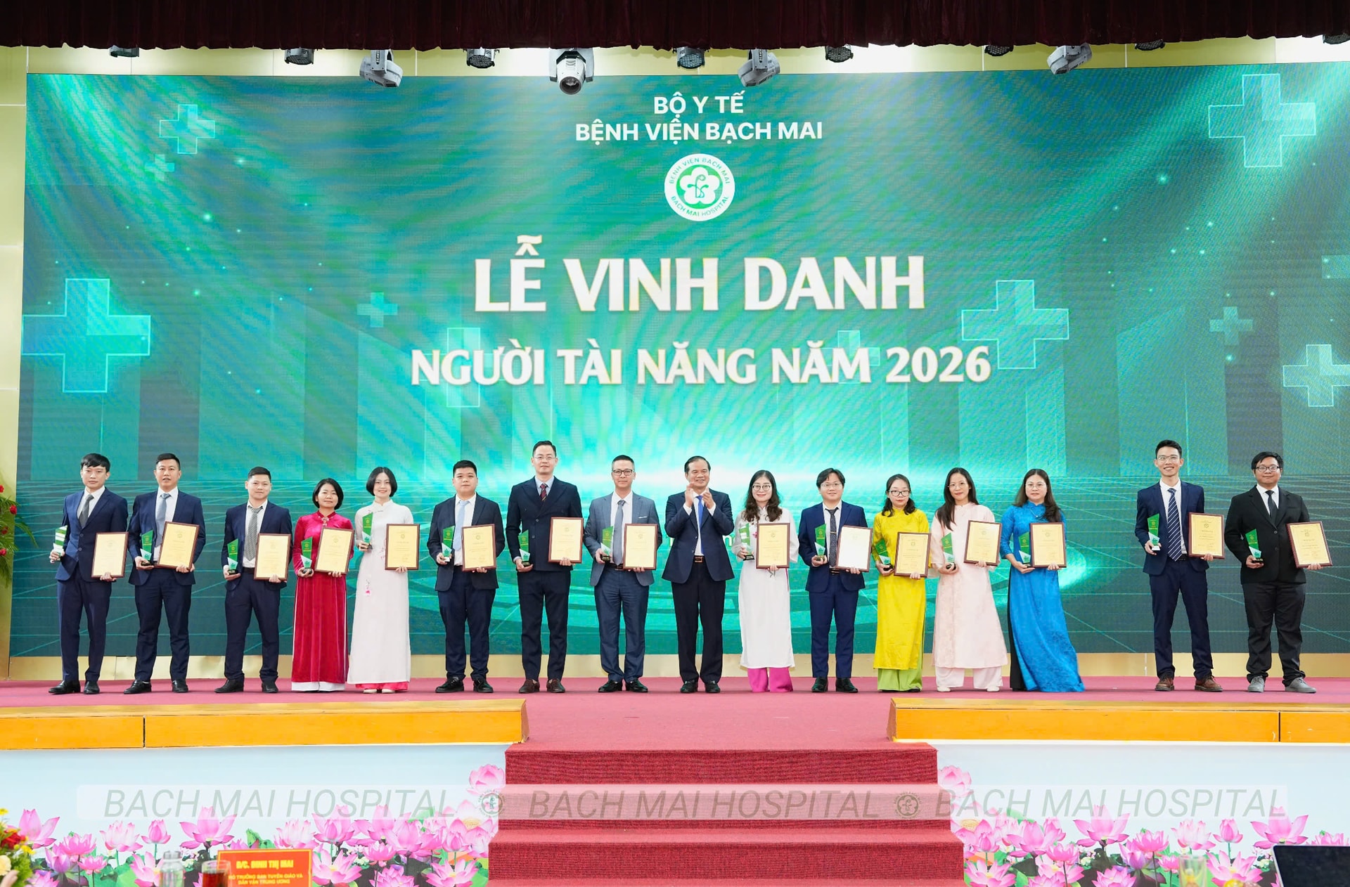 Thứ trưởng Đỗ Xuân Tuyên: Điều làm nên thương hiệu Bạch Mai chính là đội ngũ cán bộ tận tụy, giàu y đức- Ảnh 5. Thứ trưởng Đỗ Xuân Tuyên: Điều làm nên thương hiệu Bạch Mai chính là đội ngũ cán bộ tận tụy, giàu y đức- Ảnh 5.