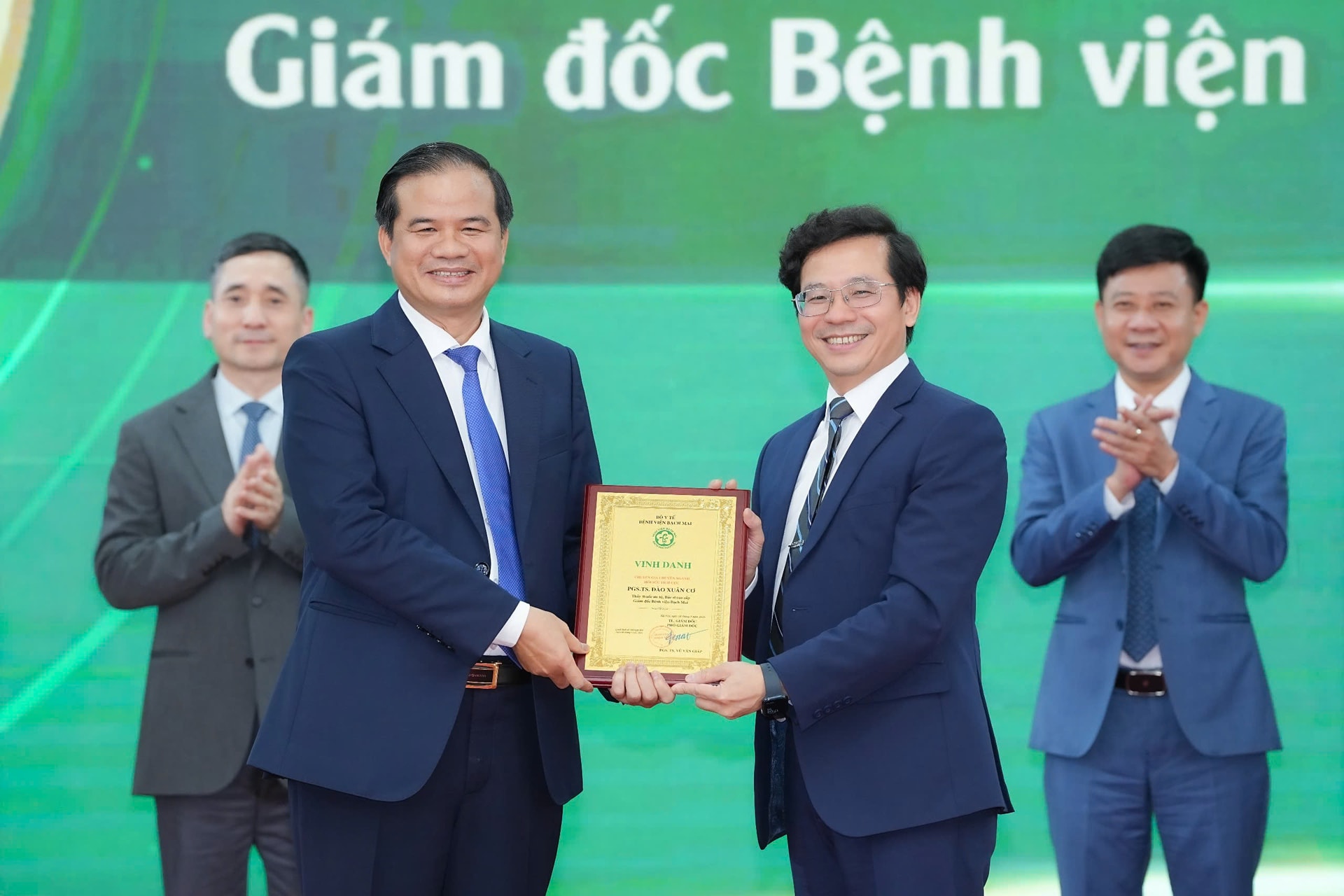 Thứ trưởng Đỗ Xuân Tuyên: Điều làm nên thương hiệu Bạch Mai chính là đội ngũ cán bộ tận tụy, giàu y đức- Ảnh 3. Thứ trưởng Đỗ Xuân Tuyên: Điều làm nên thương hiệu Bạch Mai chính là đội ngũ cán bộ tận tụy, giàu y đức- Ảnh 3.