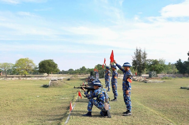 Kiểm tra bắn đạn thật trong 3 tư thế với chiến sĩ mới ở Vùng 4 Hải quân- Ảnh 1. Kiểm tra bắn đạn thật trong 3 tư thế với chiến sĩ mới ở Vùng 4 Hải quân- Ảnh 1.