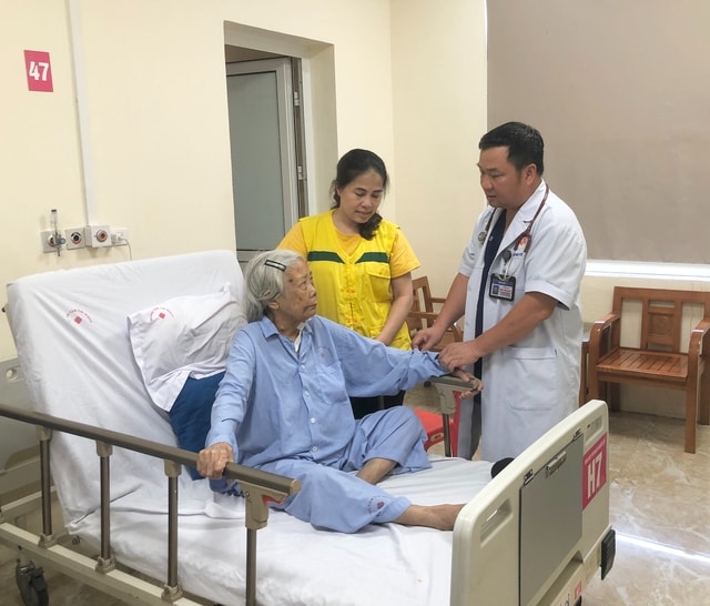 Kỹ thuật đỉnh cao trong can thiệp tim mạch: Mở cơ hội sống cho người bệnh hẹp van động mạch chủ nguy kịch- Ảnh 1. Kỹ thuật đỉnh cao trong can thiệp tim mạch: Mở cơ hội sống cho người bệnh hẹp van động mạch chủ nguy kịch- Ảnh 1.