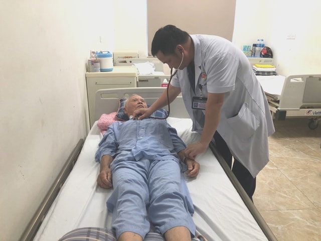 Kỹ thuật đỉnh cao trong can thiệp tim mạch: Mở cơ hội sống cho người bệnh hẹp van động mạch chủ nguy kịch- Ảnh 2. Kỹ thuật đỉnh cao trong can thiệp tim mạch: Mở cơ hội sống cho người bệnh hẹp van động mạch chủ nguy kịch- Ảnh 2.