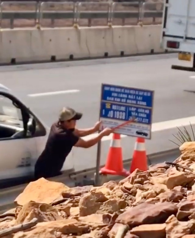 Xử phạt người đàn ông phá hoại biển báo, dừng đỗ xe trái phép trên cao tốc- Ảnh 1.
