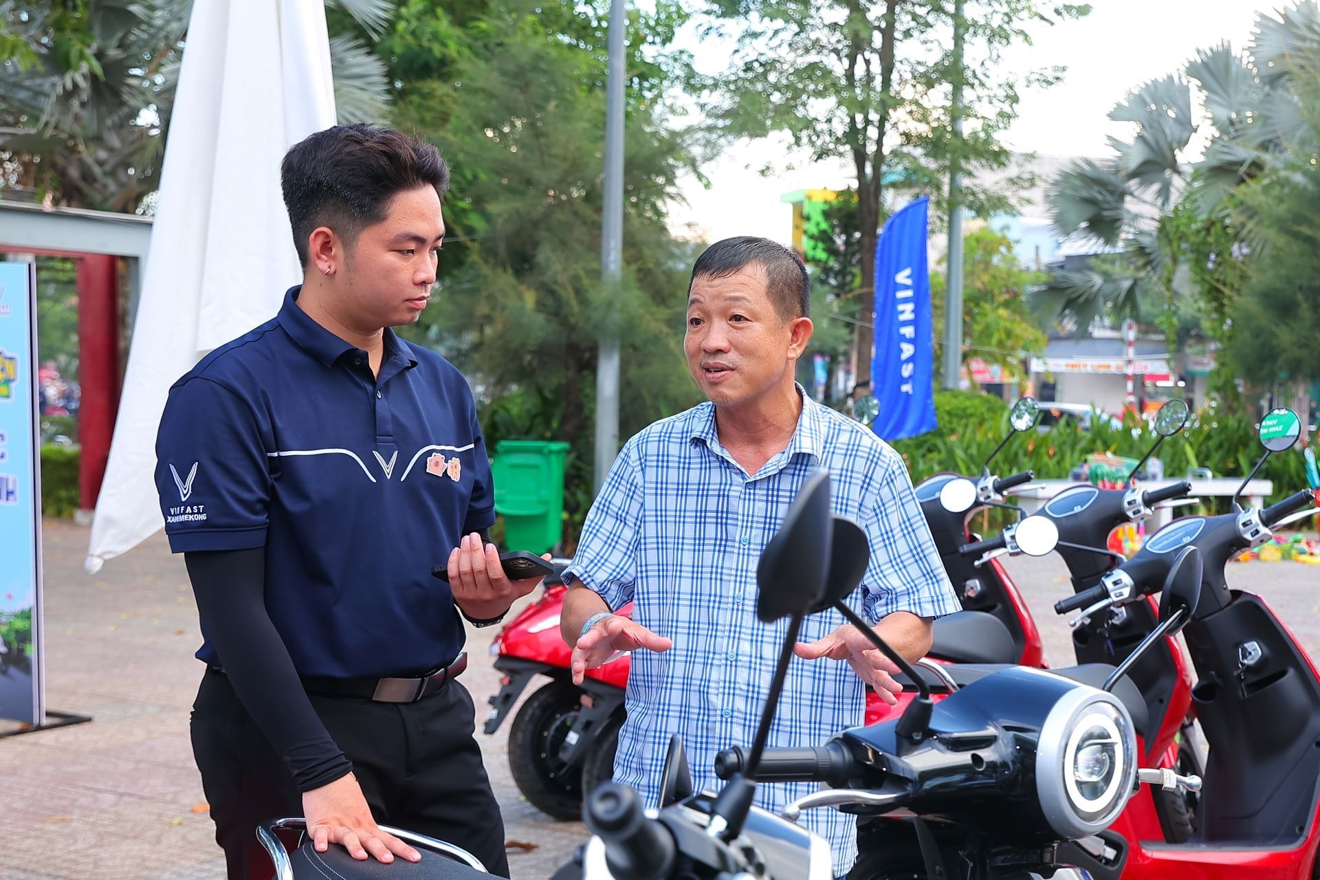 Ông Nguyễn Văn Thiện đánh giá cao chất lượng và chi phí vận hành tiết kiệm của xe máy điện VinFast.