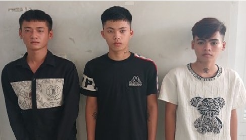 Truy bắt nhóm thanh thiếu niên ép xe, xịt hơi cay cướp xe máy của nam sinh 17 tuổi- Ảnh 1. Truy bắt nhóm thanh thiếu niên ép xe, xịt hơi cay cướp xe máy của nam sinh 17 tuổi- Ảnh 1.