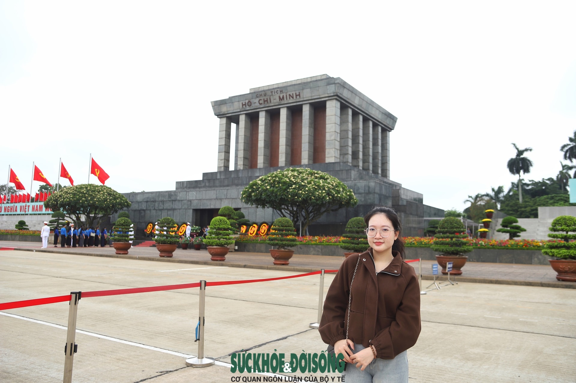 Dòng người nối dài vào Lăng viếng Bác trong ngày đặc biệt- Ảnh 10. Dòng người nối dài vào Lăng viếng Bác trong ngày đặc biệt- Ảnh 10.