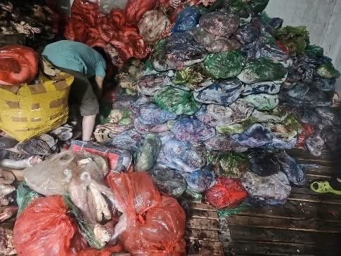 Phát hiện hơn 1 tấn thực phẩm không nguồn gốc chuẩn bị đưa ra thị trường- Ảnh 1.