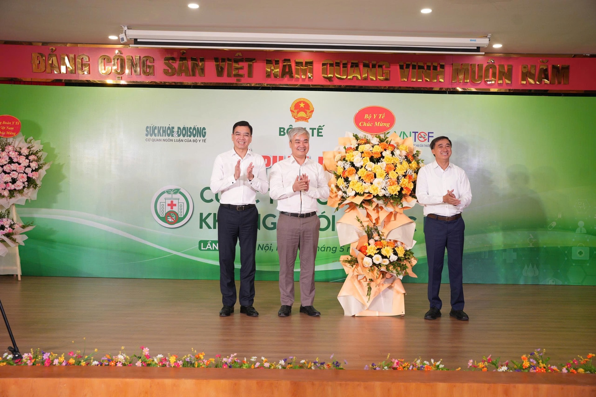 Thứ trưởng Trần Văn Thuấn: Xây dựng cơ sở y tế không khói thuốc không phải phong trào nhất thời, càng không thể dừng lại ở khẩu hiệu- Ảnh 2. Thứ trưởng Trần Văn Thuấn: Xây dựng cơ sở y tế không khói thuốc không phải phong trào nhất thời, càng không thể dừng lại ở khẩu hiệu- Ảnh 2.