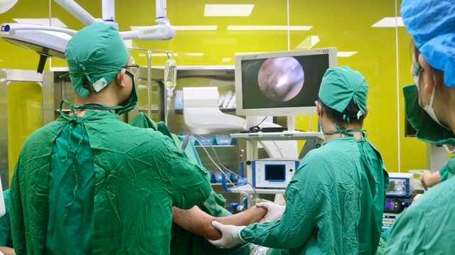 Đau vai kéo dài, đi khám phát hiện bị đứt hoàn toàn cơ trên gai- Ảnh 1. Đau vai kéo dài, đi khám phát hiện bị đứt hoàn toàn cơ trên gai- Ảnh 1.
