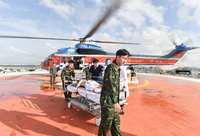 Cấp cứu đường không xuyên đêm cứu 2 bệnh nhân nguy kịch từ Trường Sa về đất liền điều trị- Ảnh 1. Cấp cứu đường không xuyên đêm cứu 2 bệnh nhân nguy kịch từ Trường Sa về đất liền điều trị- Ảnh 1.