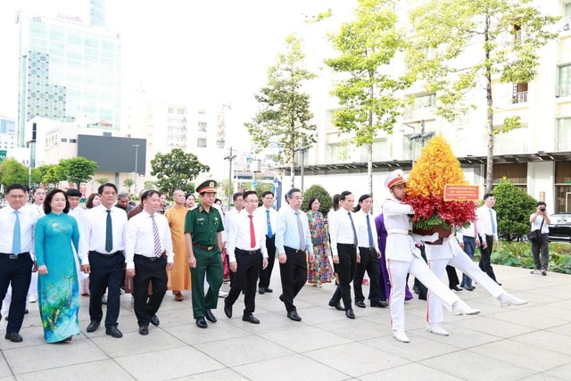 Bí thư Thành ủy TPHCM Trần Lưu Quang dâng hoa tưởng niệm Chủ tịch Hồ Chí Minh- Ảnh 1.