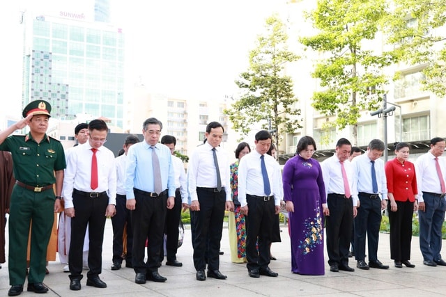 Bí thư Thành ủy TPHCM Trần Lưu Quang dâng hoa tưởng niệm Chủ tịch Hồ Chí Minh- Ảnh 3.