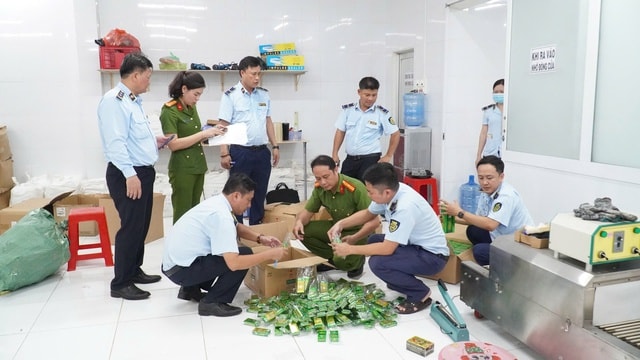 Phá đường dây sản xuất, buôn bán dầu gió giả nhãn hiệu ‘EAGLE BRAND’ quy mô lớn- Ảnh 1.