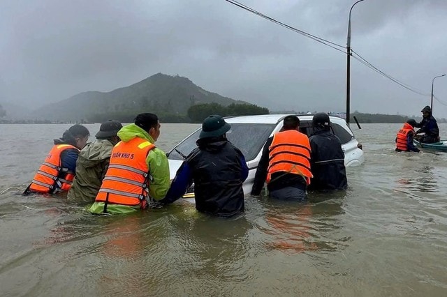 Hàng trăm hộ dân phải sơ tán do ngập lụt, hàng chục ngôi nhà tốc mái do mưa dông- Ảnh 2. Hàng trăm hộ dân phải sơ tán do ngập lụt, hàng chục ngôi nhà tốc mái do mưa dông- Ảnh 2.