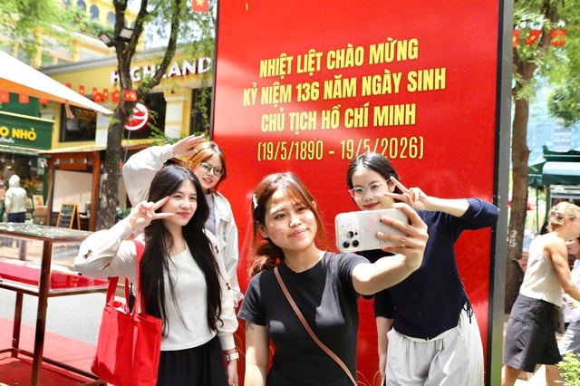 Triển lãm sách về Bác Hồ tại Đường sách TPHCM hút khách đến tham quan- Ảnh 7.