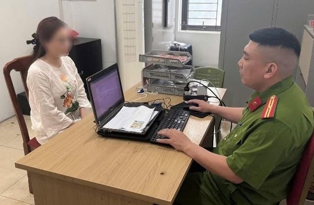 Công an lập hồ sơ xử lý người phụ nữ liên tục chửi, tát tài xế ô tô giữa đường- Ảnh 2. Công an lập hồ sơ xử lý người phụ nữ liên tục chửi, tát tài xế ô tô giữa đường- Ảnh 2.