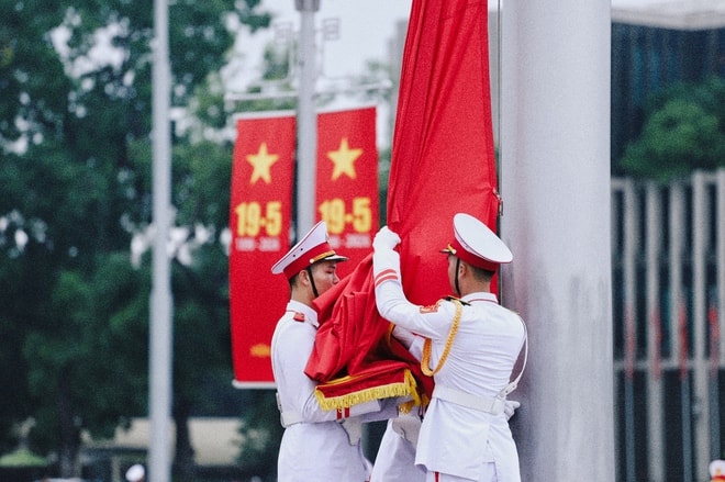 Cận cảnh lễ thượng cờ tại Lăng Bác những ngày tháng 5 lịch sử- Ảnh 9.