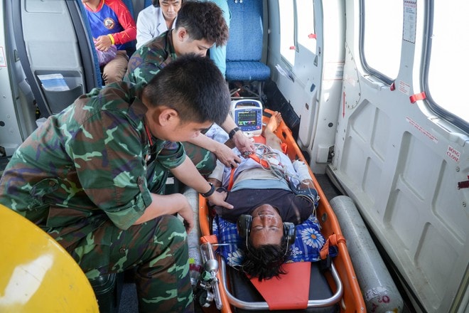 Cấp cứu đường không xuyên đêm cứu 2 bệnh nhân nguy kịch từ Trường Sa về đất liền điều trị- Ảnh 3. Cấp cứu đường không xuyên đêm cứu 2 bệnh nhân nguy kịch từ Trường Sa về đất liền điều trị- Ảnh 3.