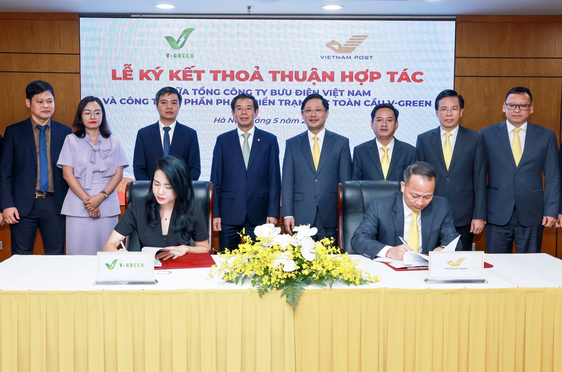 V-Green hợp tác Vietnam Post triển khai 16.000 tủ đổi pin xe máy điện - 1